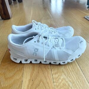 On Women’s Cloud 5 (size 7.5)